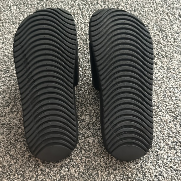 Nike unisex slides youth size 3. Excellent condition.  From Nike employee store - Picture 4 of 4